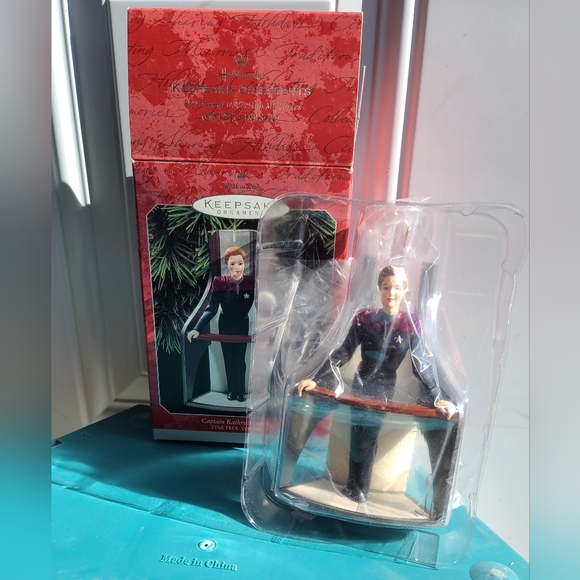 New in box Star Trek Captain Janeway ornament Hallmark - Picture 1 of 4
